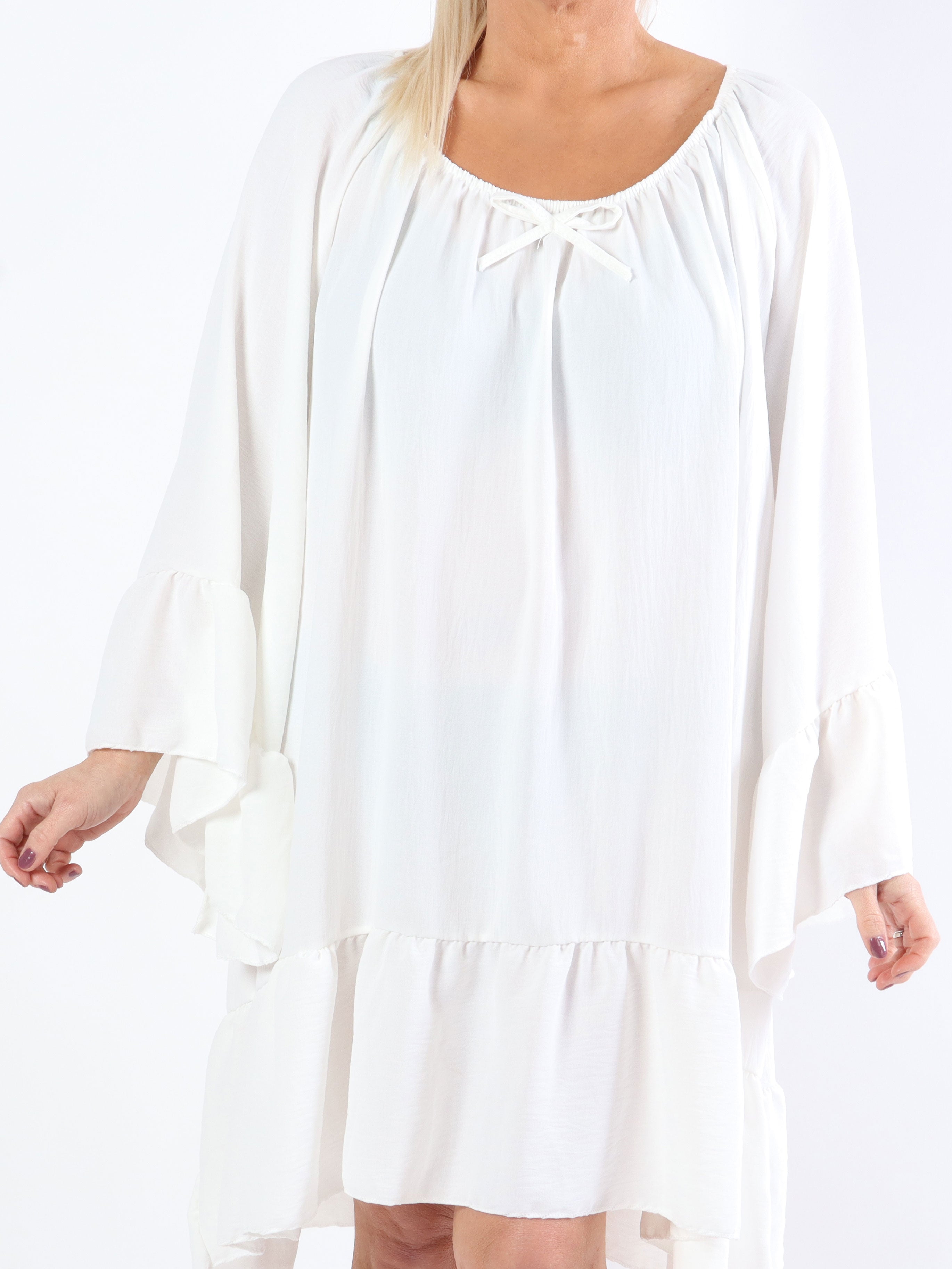 Asta - Plus size kjole med flæser og elastik i udskæringen